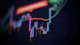 Een afbeelding van een candle chart met verschillende kleuren en marktdata over de desbetreffende crypto of aandeel