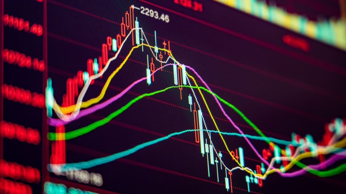 Een afbeelding van een koers die een daling inzet na een top te hebben gebruikt, met crypto_aandeel marktdata
