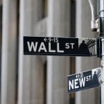 Een afbeelding van een naambordje van Wall Street, een bekende Amerikaanse straat waar veel aandelen worden verhandeld, evenals crypto ETF's.