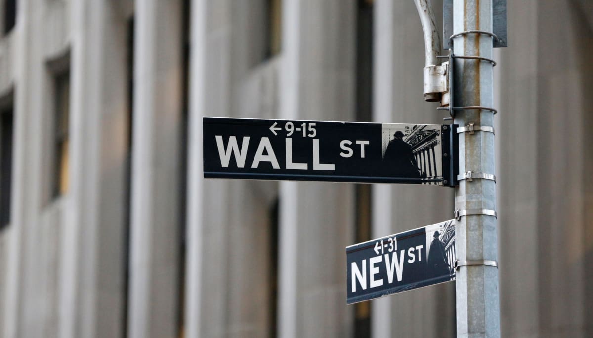 Een afbeelding van een naambordje van Wall Street, een bekende Amerikaanse straat waar veel aandelen worden verhandeld, evenals crypto ETF's.