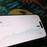 Een afbeelding van een pagina van XRP en de XRP koers op tradingview, met op de achtergrond crypto marktdata