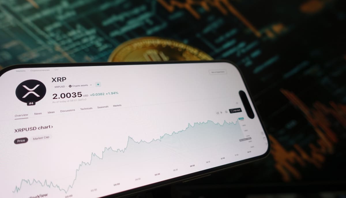 Een afbeelding van een pagina van XRP en de XRP koers op tradingview, met op de achtergrond crypto marktdata
