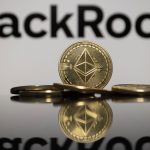 Een afbeelding van ethereum cryptomunten voor het logo van de grote vermogensbeheerder BlackRock, die crypto ETF's beheert
