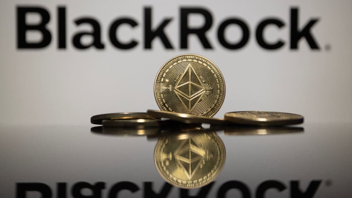 Een afbeelding van ethereum cryptomunten voor het logo van de grote vermogensbeheerder BlackRock, die crypto ETF's beheert