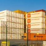 Een afbeelding van schipcontainers met producten van Temu, een Chinese webshop die bekendstaat om zijn goedkope producten