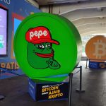 Een fysieke afbeelding van pepe coin (PEPE), een van de grootste memecoins van de cryptomarkt, op een crypto conferentie