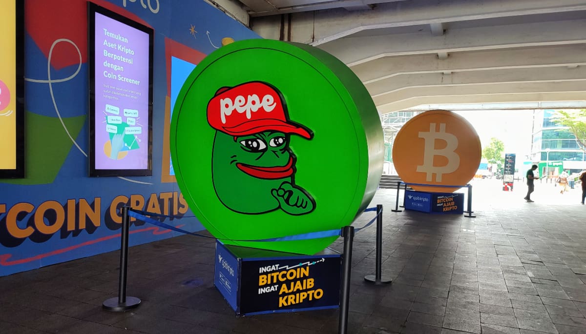 Een fysieke afbeelding van pepe coin (PEPE), een van de grootste memecoins van de cryptomarkt, op een crypto conferentie