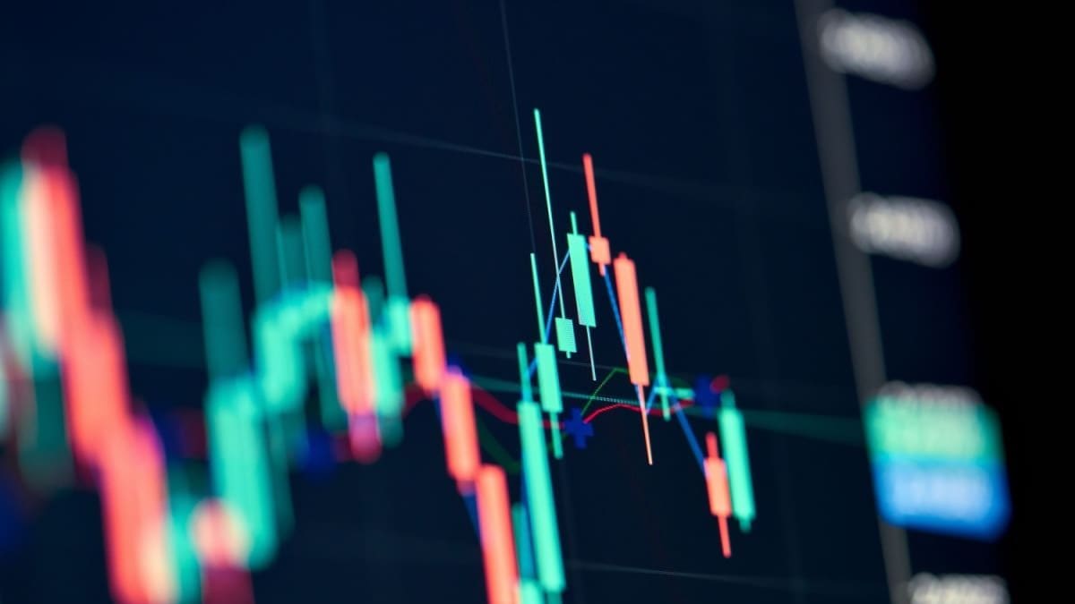 Koers candles groen rood Bitcoin koers bungelt aan zijden draadje, markt heeft grote angst