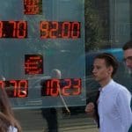 Mensen in Moskou lopen langs aandelenbeurs