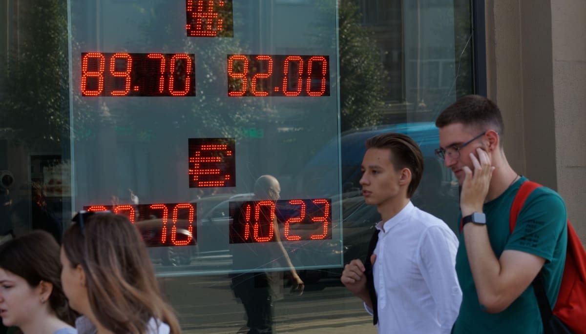 Mensen in Moskou lopen langs aandelenbeurs