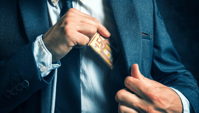 Man stopt 50 eurobiljet in zak