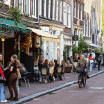 Mensen op straat in Amsterdam
