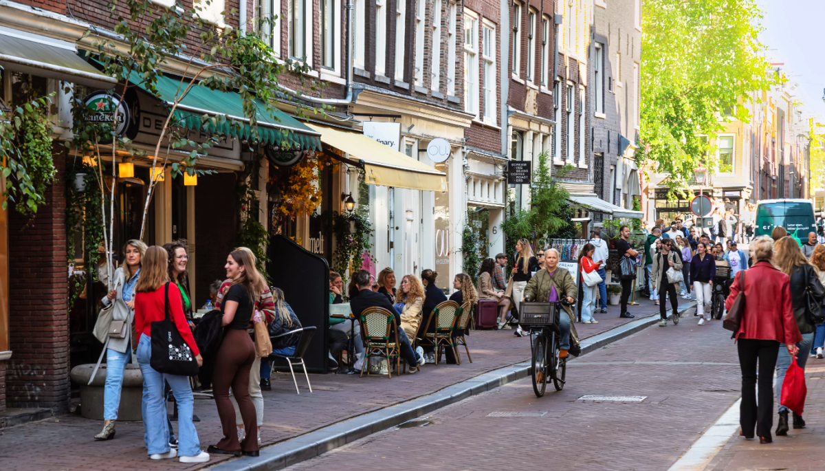 Mensen op straat in Amsterdam