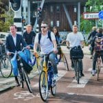 Nederlanders op de fiets in Amsterdam