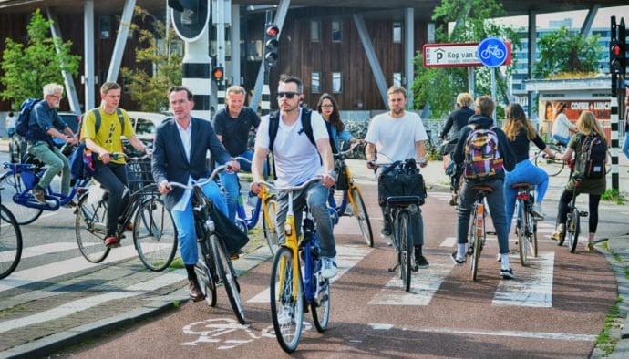Nederlanders op de fiets in Amsterdam