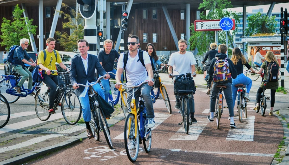Nederlanders op de fiets in Amsterdam