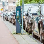 Foto van autos op straat in een Nederlandse grote stad