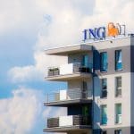 Foto van een gebouw met ING logo op het dak