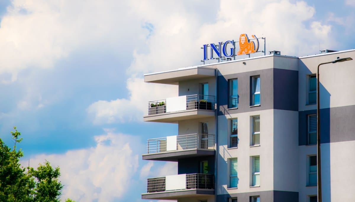 Foto van een gebouw met ING logo op het dak