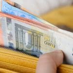 foto van een portemonee vol met eurobiljetten