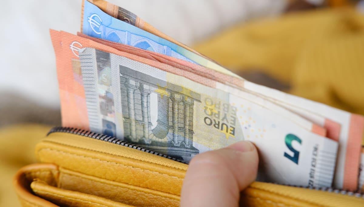 foto van een portemonee vol met eurobiljetten