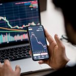 Cryptohandelaar kijkt naar dalende koers