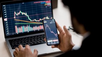 Cryptohandelaar kijkt naar dalende koers