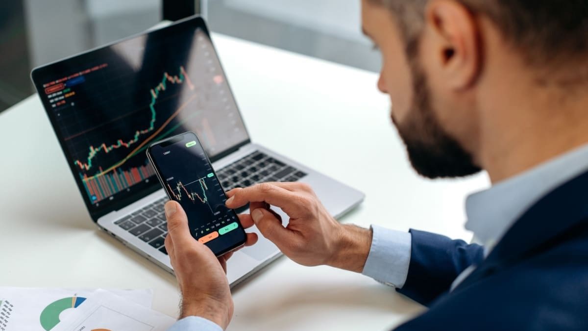 Cryptohandelaar staat voor een keuze