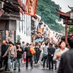 hangzhou-oude-straat-drukke-markt-toeristen-china