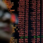 Aandelenbeurs bord rode cijfers verliezen