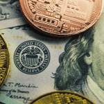 Afbeelding van bitcoin munten en dollar biljetten