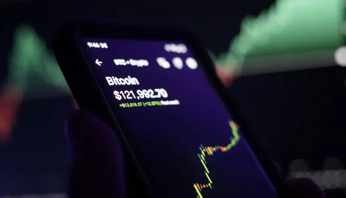 Een afbeelding van de koers van bitcoin (BTC) op 121k