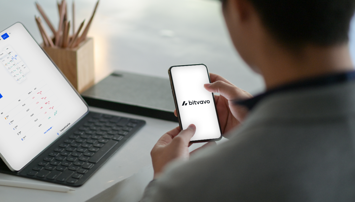 Bitvavo handelaar op telefoon en laptop