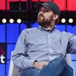 Cardano oprichter Charles Hoskinson op podium