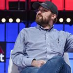 Cardano oprichter Charles Hoskinson op podium