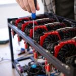 Een afbeelding van een amateur bitcoin miner die zijn eigen computer in elkaar zet