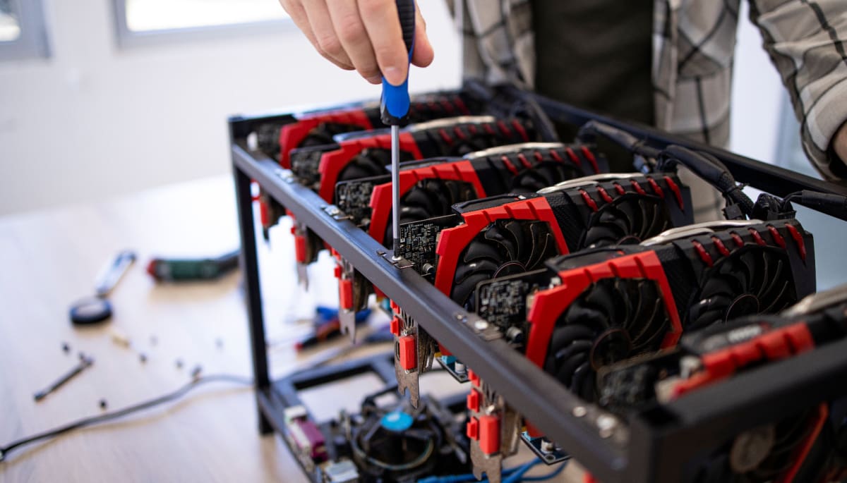 Een afbeelding van een amateur bitcoin miner die zijn eigen computer in elkaar zet