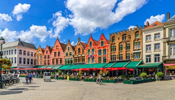 Een afbeelding van een pittoresk stuk van een Belgische stad