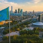 Een afbeelding van een stad in Kazakhstan met een vlag