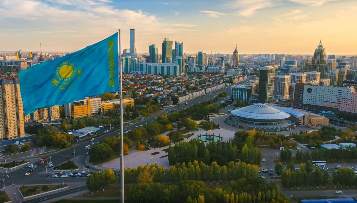 Een afbeelding van een stad in Kazakhstan met een vlag