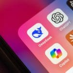Een afbeelding van verschillende AI apps op een mobiele telefoon, waaronder ChatGPT, DeepSeek, Claude en Copilot.