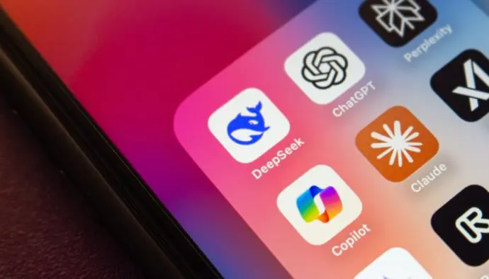 Een afbeelding van verschillende AI apps op een mobiele telefoon, waaronder ChatGPT, DeepSeek, Claude en Copilot.