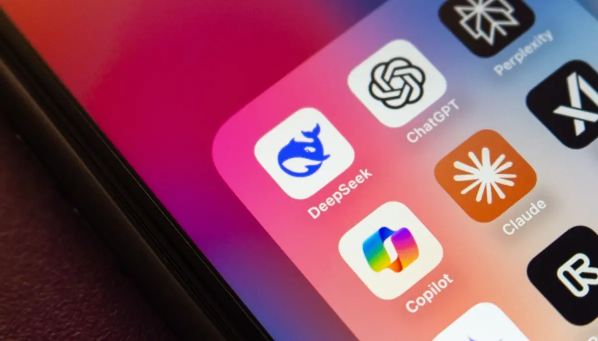 Een afbeelding van verschillende AI apps op een mobiele telefoon, waaronder ChatGPT, DeepSeek, Claude en Copilot.