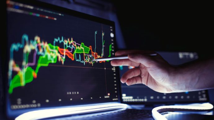 Analist analyseert koers grafiek