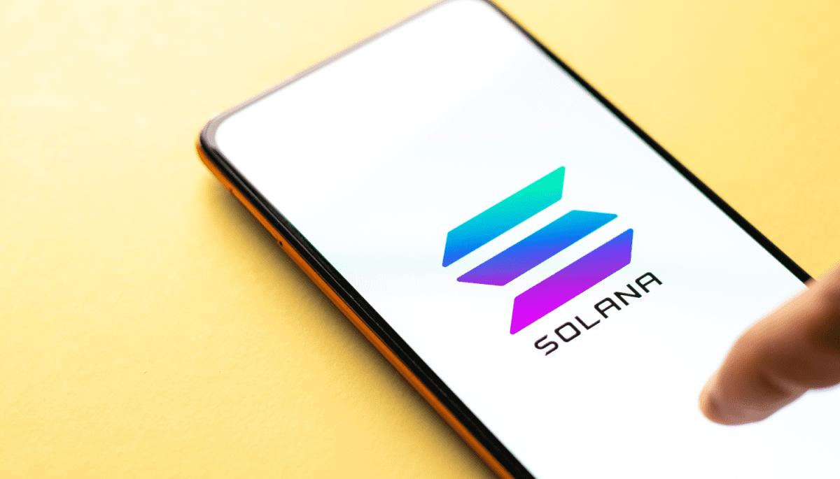 Foto van Solana logo op mobiel