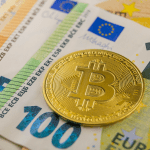 Foto van bitcoin munt en euro biljet