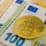Foto van bitcoin munt en euro biljet