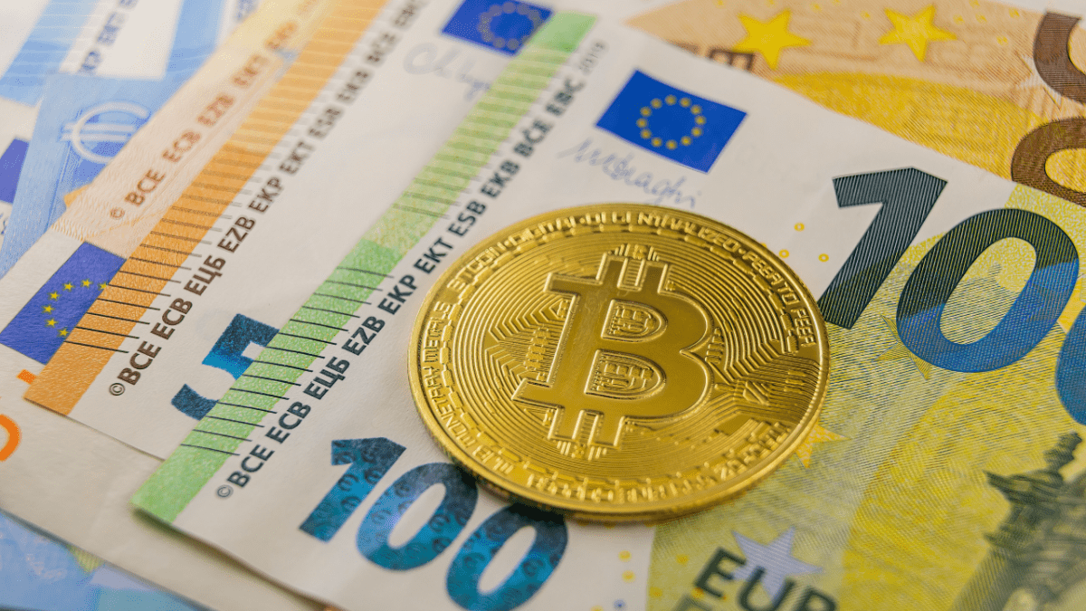 Foto van bitcoin munt en euro biljet