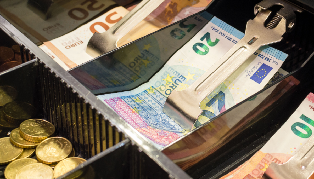Foto van euro's in een kassa