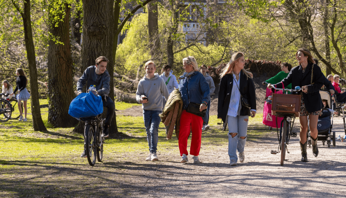 Foto van jongeren onderweg